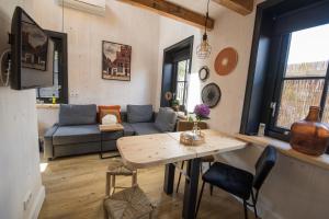 ein Wohnzimmer mit einem Tisch und einem Sofa in der Unterkunft Luxury Chalets Monnickendam in Monnickendam