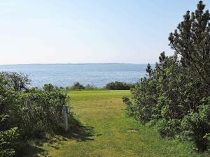 Bøjdenにある8 person holiday home in Faaborgの海の見える芝生の畑