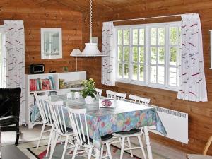 comedor con mesa y sillas blancas en Three-Bedroom Holiday home in Ålbæk 48 en Ålbæk