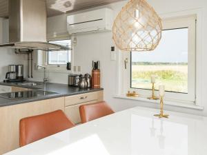 cocina con encimera blanca y ventana en 4 person holiday home in Bl vand, en Blåvand