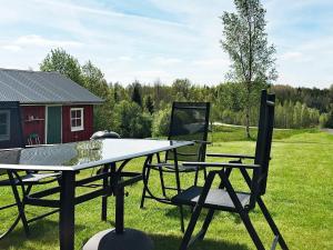 Burserydにある6 person holiday home in H CKSVIKの田場に座るテーブルと椅子2脚