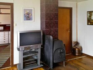 Televízia a/alebo spoločenská miestnosť v ubytovaní Three-Bedroom Holiday home in Halsanaustan