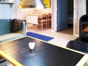 uma sala de estar com uma mesa e uma lareira em 4 person holiday home in Askeby em Askeby