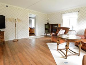 TV a/nebo společenská místnost v ubytování 6 person holiday home in HÅCKSVIK + 19 fotografií