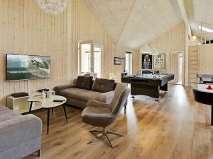 - un salon avec un canapé et un billard dans l'établissement Luxury Pool Villa Retreat - By Traum Ferienwohnungen, à Melby 26 autres photos