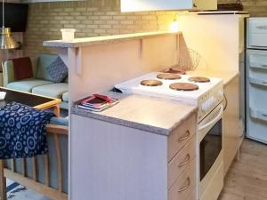 uma cozinha de brincar com um fogão e um frigorífico em 4 person holiday home in Askeby em Askeby
