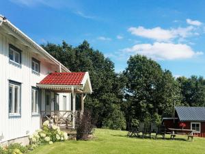 Burserydにある6 person holiday home in H CKSVIKの白い家(ポーチ付)