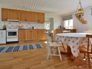 Kuchyň nebo kuchyňský kout v ubytování 6 person holiday home in HÅCKSVIK