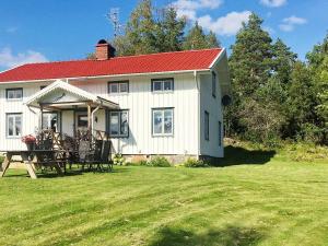 Burserydにある6 person holiday home in H CKSVIKの庭の白い家