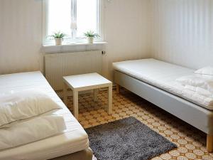 Un pat sau paturi într-o cameră la Five-Bedroom Holiday home in Hova 2