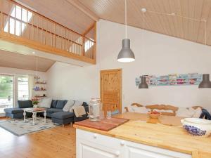 eine Küche und ein Wohnzimmer mit einem Sofa und einem Tisch in der Unterkunft 8 person holiday home in J gerspris in Jægerspris