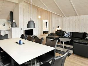 een woonkamer met een witte tafel en stoelen bij Holiday home Blåvand IX in Blåvand