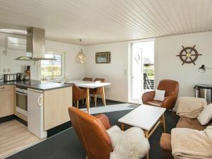 cocina y sala de estar con mesa y sillas en 4 person holiday home in Bl vand, en Blåvand