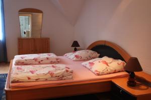 1 dormitorio con 2 camas y espejo en FeWos im alten Bahnhof, en Lauterecken