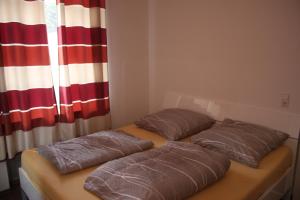 Ein Bett oder Betten in einem Zimmer der Unterkunft FeWos im alten Bahnhof