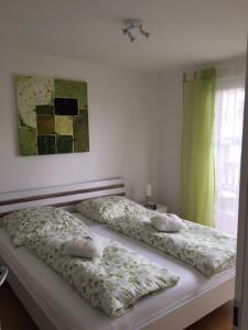 1 dormitorio con 2 almohadas en Chalet Heidi, en Rottach-Egern
