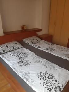 2 camas en una habitación con sábanas blancas en Apartment NIKOLA ORANGE, en Ohrid
