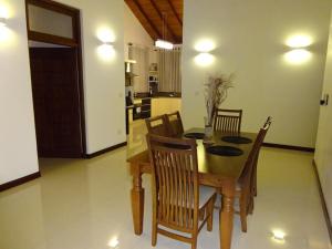 uma cozinha e sala de jantar com mesa e cadeiras em Water Park Residencies em Nugegoda
