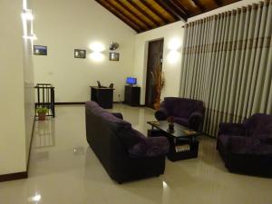 uma sala de estar com duas cadeiras e uma mesa de centro em Water Park Residencies em Nugegoda