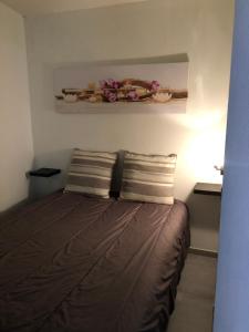 una camera con un letto con due cuscini sopra di Résidence Bellevue a Cauterets
