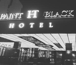Certifikát, hodnocení, plakát nebo jiný dokument vystavený v ubytování Paint It Black Hotel & Spa