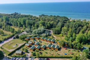 - une vue aérienne sur un complexe près de l'océan dans l'établissement Słoneczna Polana, à Mielno