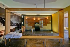una camera con finestra e asciugamani su una panca di Hotel Hinteregger a Matrei in Osttirol