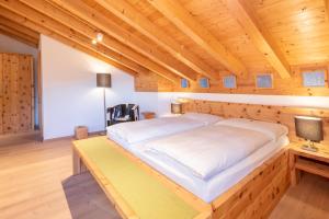 Rúm í herbergi á Berghotel Randolins