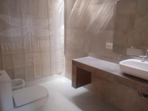 Bilik mandi di Hermoso dúplex interno en la mejor zona de Mendoza +10 gambar