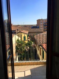 una ventana con vistas a la ciudad en Appartamento Guercino, en Cento