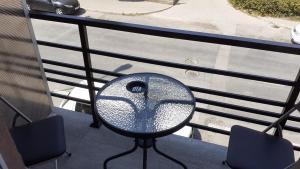 uma mesa numa varanda com vista para uma rua em Sunshine em Gevgelija