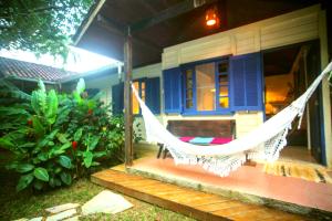 una hamaca colgada del porche de una casa en Condomínio Aldeia, en Abraão