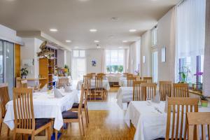
Ein Restaurant oder anderes Speiselokal in der Unterkunft Gasthof Iris 
