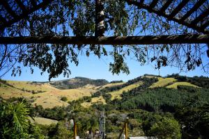 una vista de las colinas desde un árbol en Pousada A Mata que Canta en Socorro