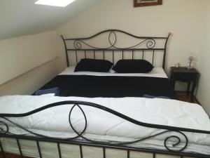 łóżko z czarno-białą pościelą i poduszkami w obiekcie Deluxe dreams & spa w mieście Šabac