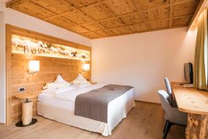 A bed or beds in a room at Alpenwellnesshotel St. Veit