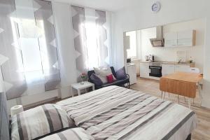 sypialnia z łóżkiem i stołem oraz kuchnia w obiekcie H-Apartment 2 w mieście Triberg