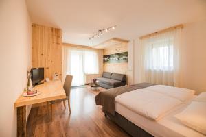 A television and/or entertainment centre at Alpenwellnesshotel St. Veit