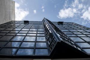un edificio de cristal alto con el cielo en el fondo en BEAUTIFUL PEOPLE SUITES ATHENS ACROPOLIS VIEW, en Atenas