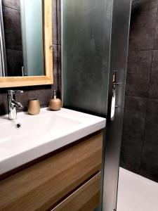 a bathroom with a sink and a mirror at Bel appartement avec vue exceptionnelle in Le Grand-Bornand