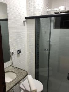 y baño con aseo, lavabo y ducha. en Hotel Vila Leste en Teresina