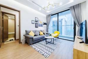 Khu vực ghế ngồi tại Luxury 2BR Apartment @ Vinhomes Metropolis Hanoi