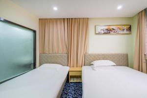 Tempat tidur dalam kamar di Hangzhou Memory Travel International Hotel-Edge Westlake