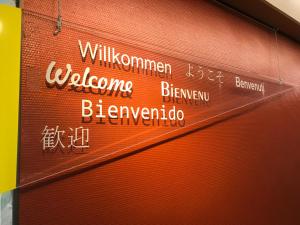 een bord met de tekst: willushimaorenorenorenorenorenorenorenorenorenorenoren bij Abalon Hotel ideal in Stuttgart