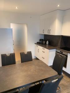 A kitchen or kitchenette at Zimmer & Appartements am Schloßplatz