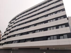 un gran edificio de oficinas con muchas ventanas en Precioso apartamento en Lugo