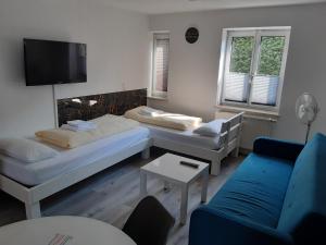 un salon avec deux lits et un canapé dans l'établissement Riverside, à Füssen