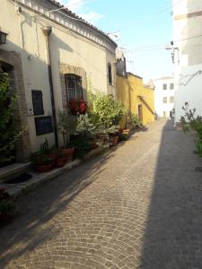 GrassanoにあるDar Dhiafaの建物脇の石畳の通り