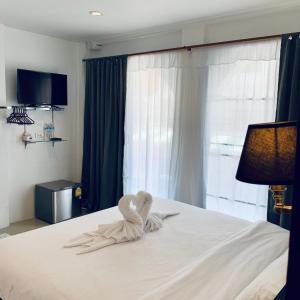 Chaweng best hotel and hostel samui tesisinde bir odada yatak veya yataklar