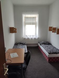 Postel nebo postele na pokoji v ubytování Hostel Kašperské Hory